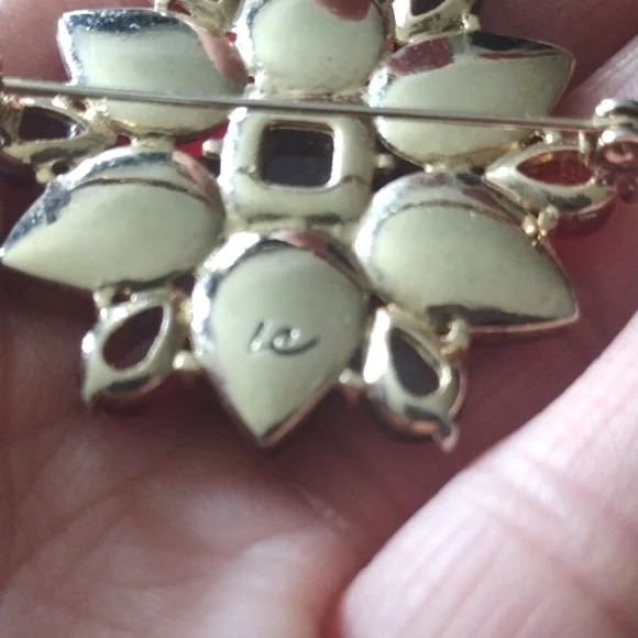 LC LAUREN CONRAD VINTAGE SHADES OF RED ORANGE RESIN GOLD-TONE FLORAL 1.8"BROOCH - Picture 6 of 8